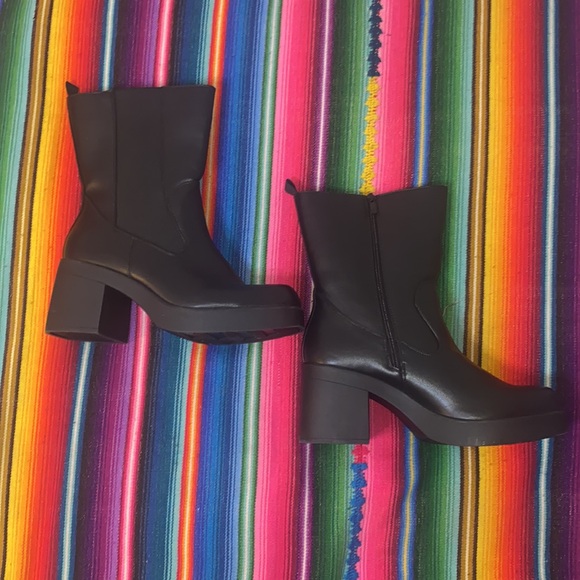 Torrid Block Heel Chelsea Platform Bootie - Picture 3 of 8